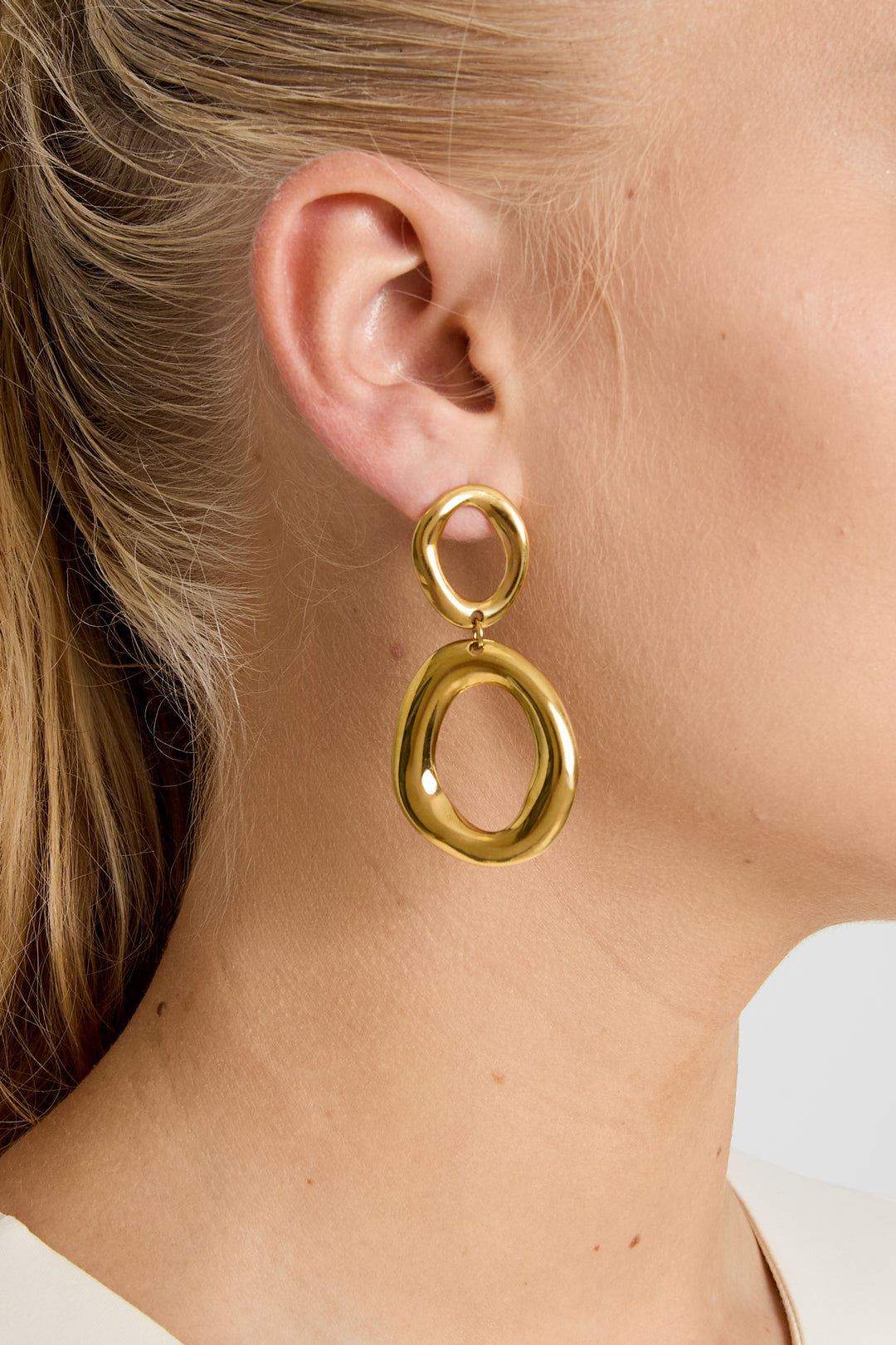 Statement oorbellen met organische ringen